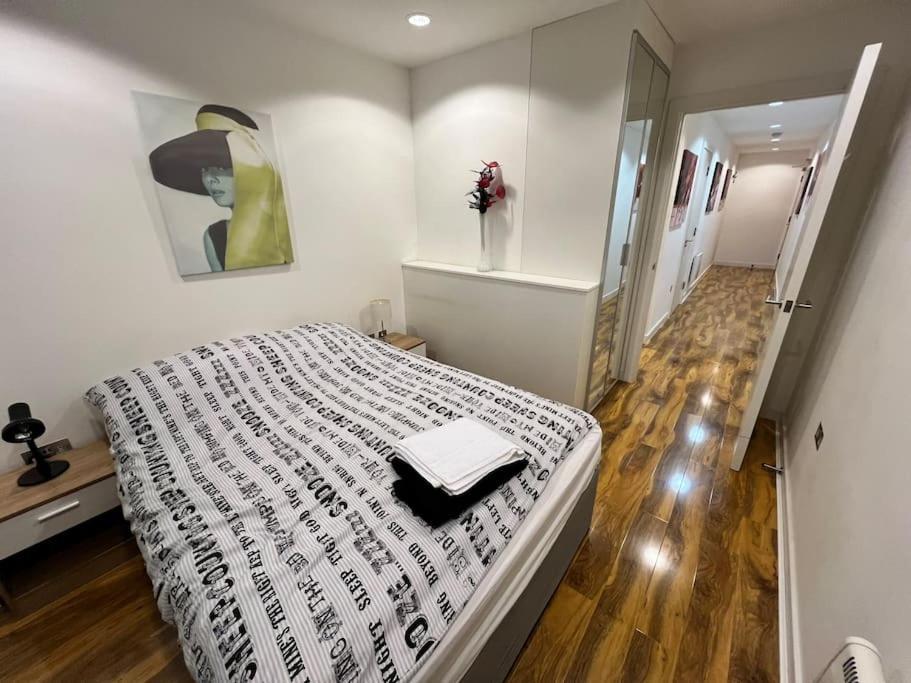 Spacious 2 Bedroom Flat Stunning Waterside View Manchester Esterno foto