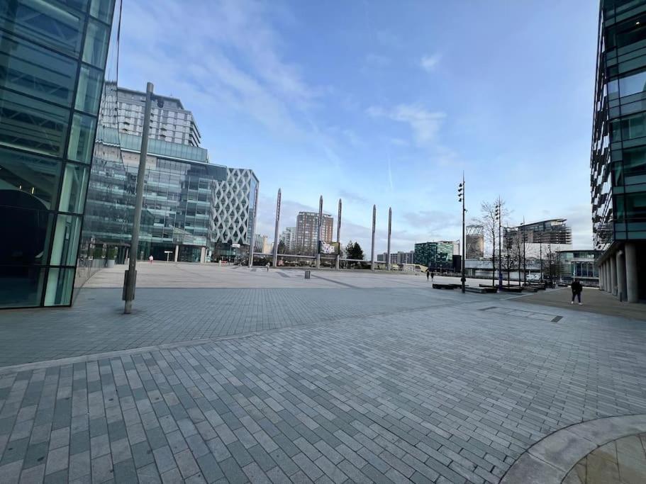Spacious 2 Bedroom Flat Stunning Waterside View Manchester Esterno foto