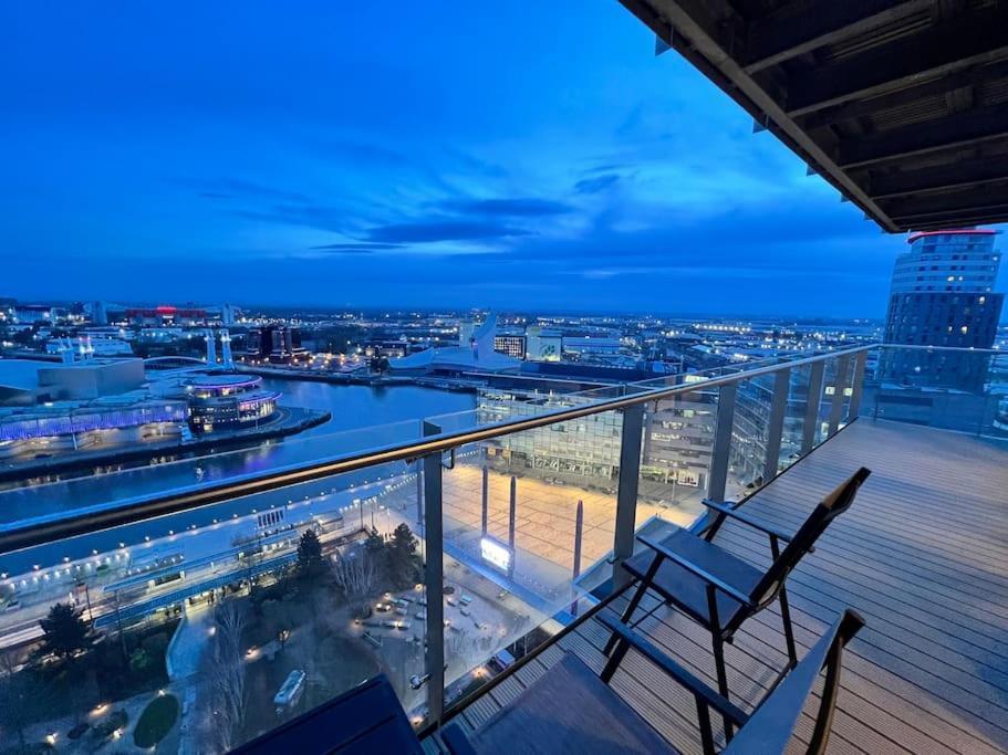 Spacious 2 Bedroom Flat Stunning Waterside View Manchester Esterno foto