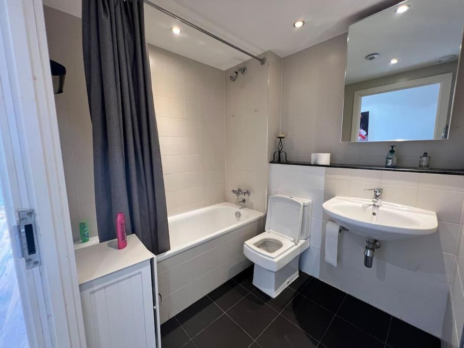 Spacious 2 Bedroom Flat Stunning Waterside View Manchester Esterno foto