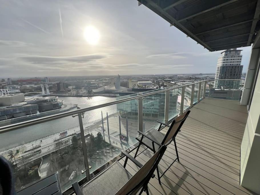 Spacious 2 Bedroom Flat Stunning Waterside View Manchester Esterno foto