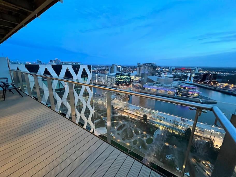 Spacious 2 Bedroom Flat Stunning Waterside View Manchester Esterno foto