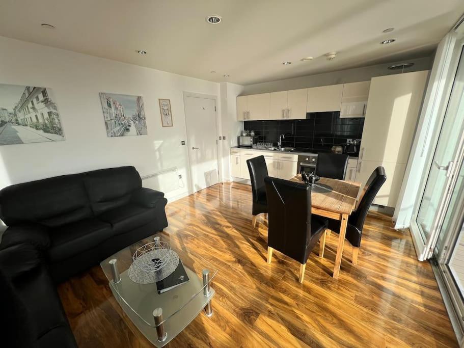 Spacious 2 Bedroom Flat Stunning Waterside View Manchester Esterno foto