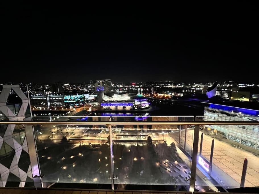 Spacious 2 Bedroom Flat Stunning Waterside View Manchester Esterno foto