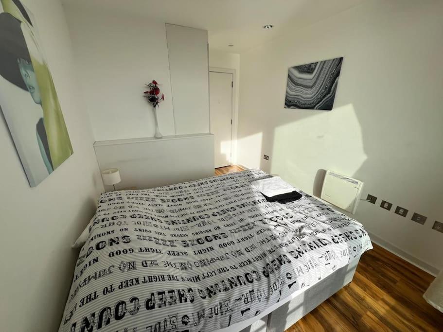 Spacious 2 Bedroom Flat Stunning Waterside View Manchester Esterno foto