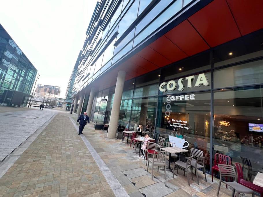 Spacious 2 Bedroom Flat Stunning Waterside View Manchester Esterno foto