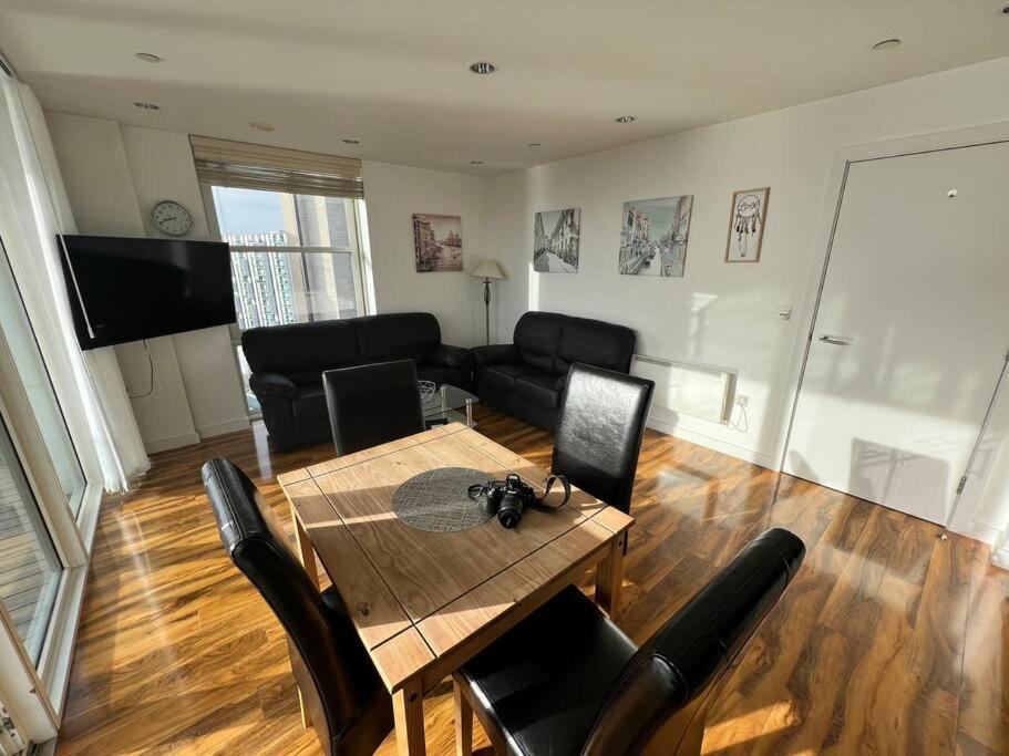 Spacious 2 Bedroom Flat Stunning Waterside View Manchester Esterno foto
