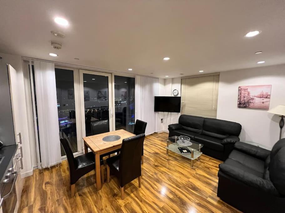 Spacious 2 Bedroom Flat Stunning Waterside View Manchester Esterno foto